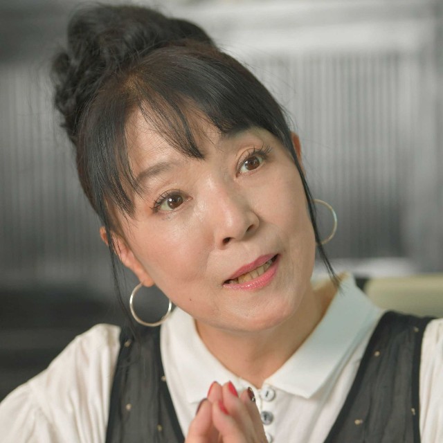質問に答える尾崎亜美＝2022年