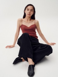 ワコールの直営ブランド「AMPHI（アンフィ）」のブラトップを着用した井桁弘恵