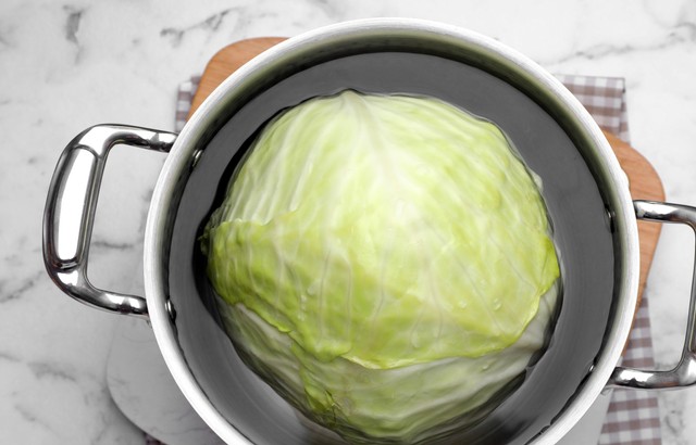 鍋から溢れる山盛りのキャベツ※画像はイメージです（New Africa/stock.adobe.com）