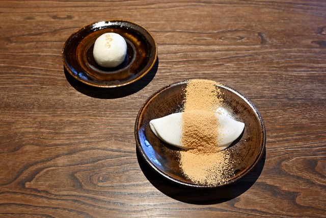 中村軒名物の「麦代餅」と「かつら饅頭」
