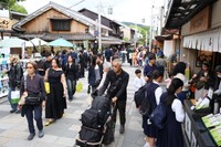 観光客でにぎわう宇治市の平等院表参道（２０２６年５月）
