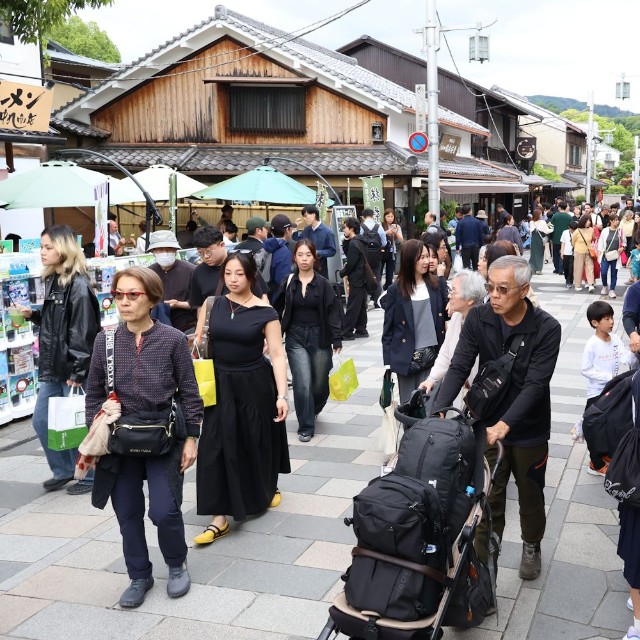 観光客でにぎわう宇治市の平等院表参道（２０２６年５月）