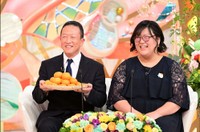 48歳まで恋愛経験ゼロの夫から“ロックオン”され結婚した新婚さん夫婦＝「新婚さんいらっしゃい！」ⓒABCテレビ