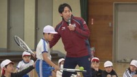 子どもたちと交流する元プロテニス選手・岡村一成さん　万寿小学校　倉敷市浜町