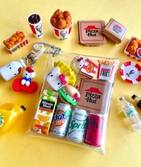 クリアポーチキーホルダーにミニチュアやめじるしアイテムを付けたり詰めたり。自分だけのお気に入り仕様に（ぱんくまさんXより）