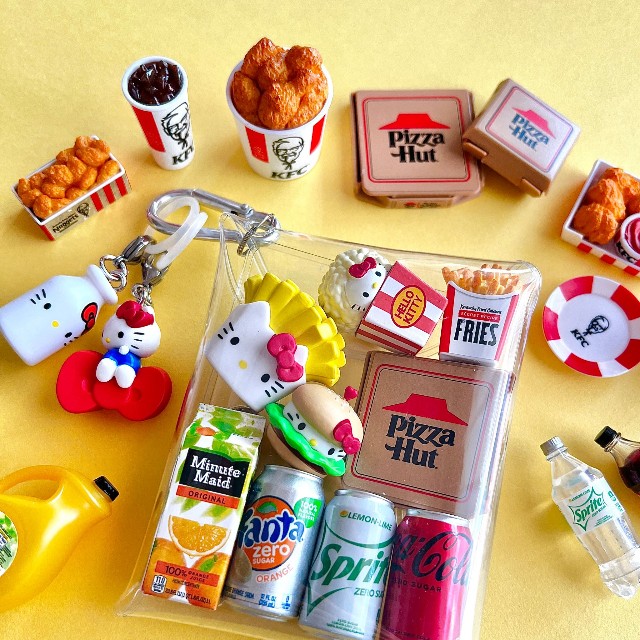 クリアポーチキーホルダーにミニチュアやめじるしアイテムを付けたり詰めたり。自分だけのお気に入り仕様に（ぱんくまさんXより）