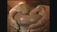 制作する伊勢﨑淳さん（備前市出身）