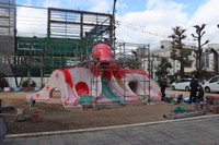 丁寧に色を塗り重ねて頭部はつややかな赤色に＝２０２５年１月１０日