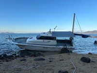 プレジャーボートが海岸に乗りあげる（玉野海上保安部提供）