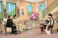 「徹子の部屋」   黒柳徹子(右)、美川憲一、安奈淳＝テレビ朝日提供
