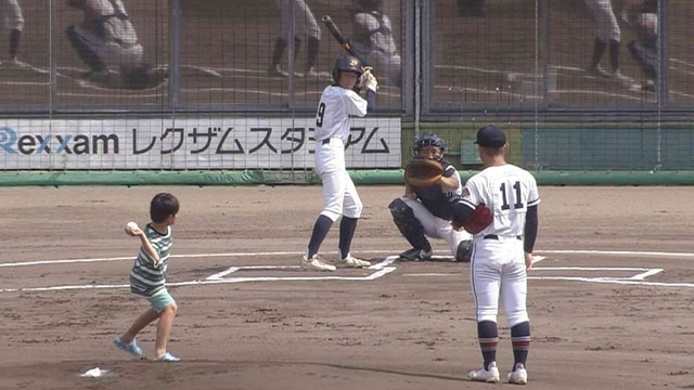 夏の香川大会　来場の小学生が始球式　11日
