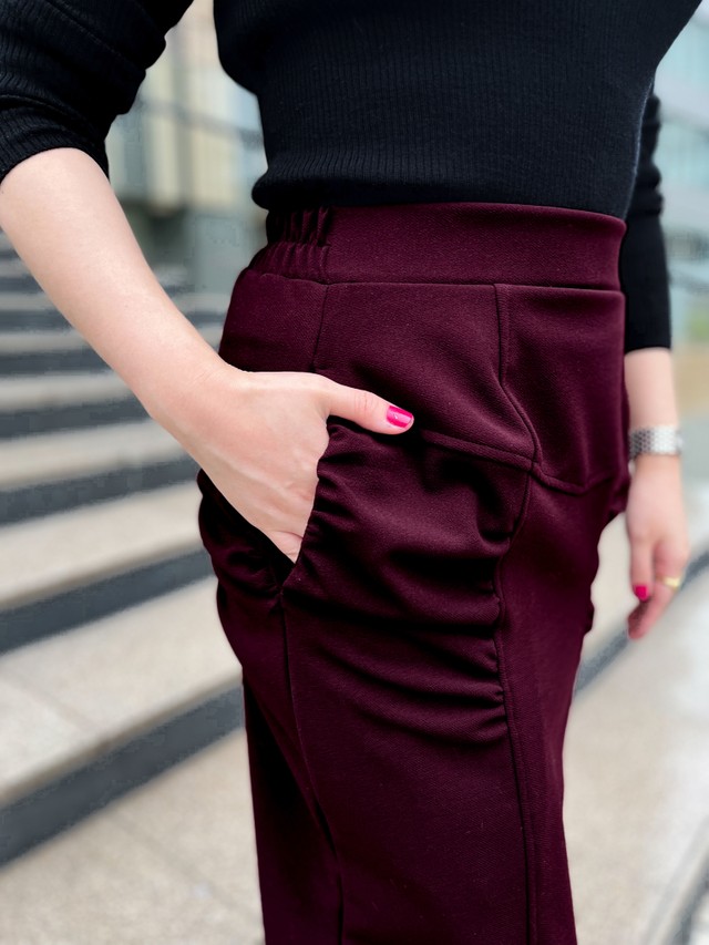 側面のたっぷりギャザーで体形もポケットの酒瓶もカバーする