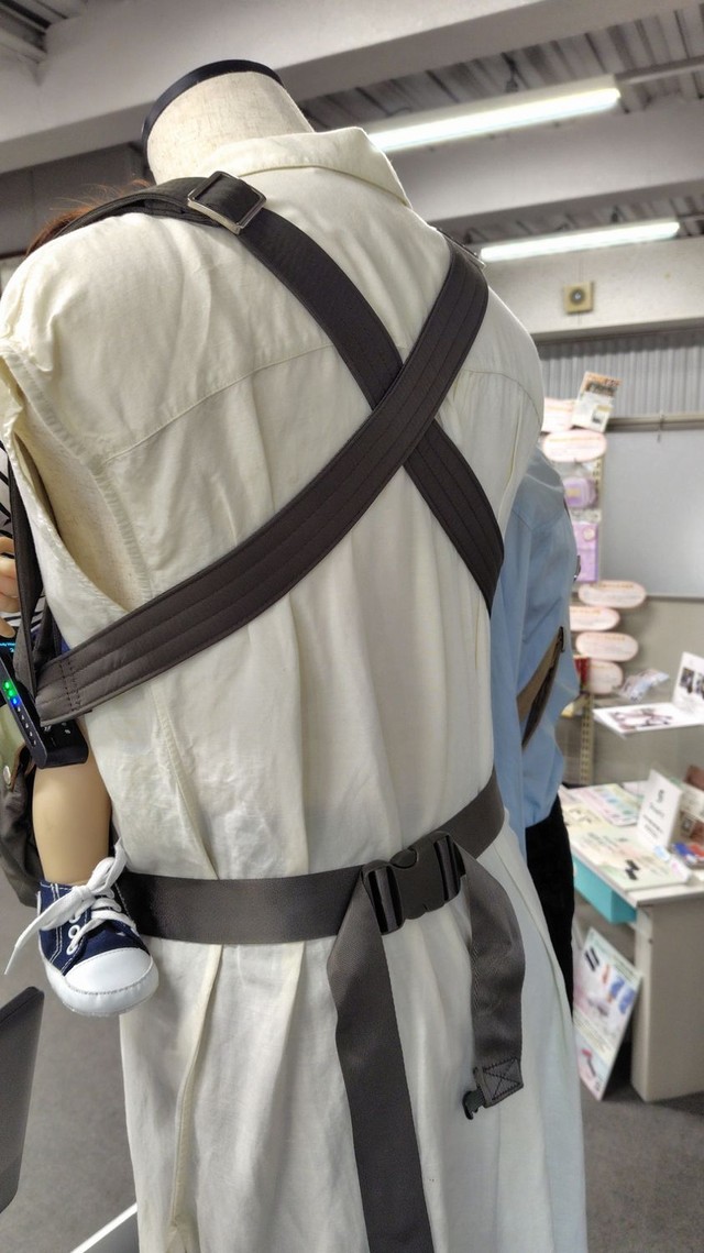 ベルトを背中でクロスさせ両肩で子どもの体重を支える