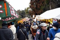 多くの人で賑わう参道（２０２５年２月１日撮影）