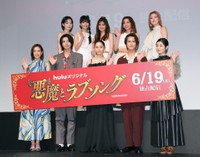 カメラに向かって手を振る（前列左から）吉田志織、飯島寛騎、浅川梨奈、奥野壮、小野花梨（後列左から）ＦＡＫＹのＭｉｋａｋｏ、Ｈｉｎａ、Ｔａｋｉ、Ａｋｉｎａ、Ｌｉｌ’Ｆａｎｇ＝東京都渋谷区のＷＩＴＨ　ＨＡＲＡＪＵＫＵ　ＨＡＬＬ（撮影・堀内翔）