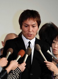 謝罪会見を行った狩野英孝＝2017年1月撮影