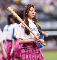 バットを持って打席に向かうAKB48・水島美結＝エスコンフィールド北海道