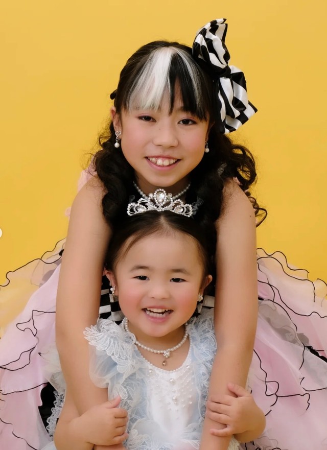 自分で選んだドレスで撮影！『ちーちゃんの白髪の白斑も、もはやカッコイイよね』とママ。（提供：@mina_yoga_babyさん）