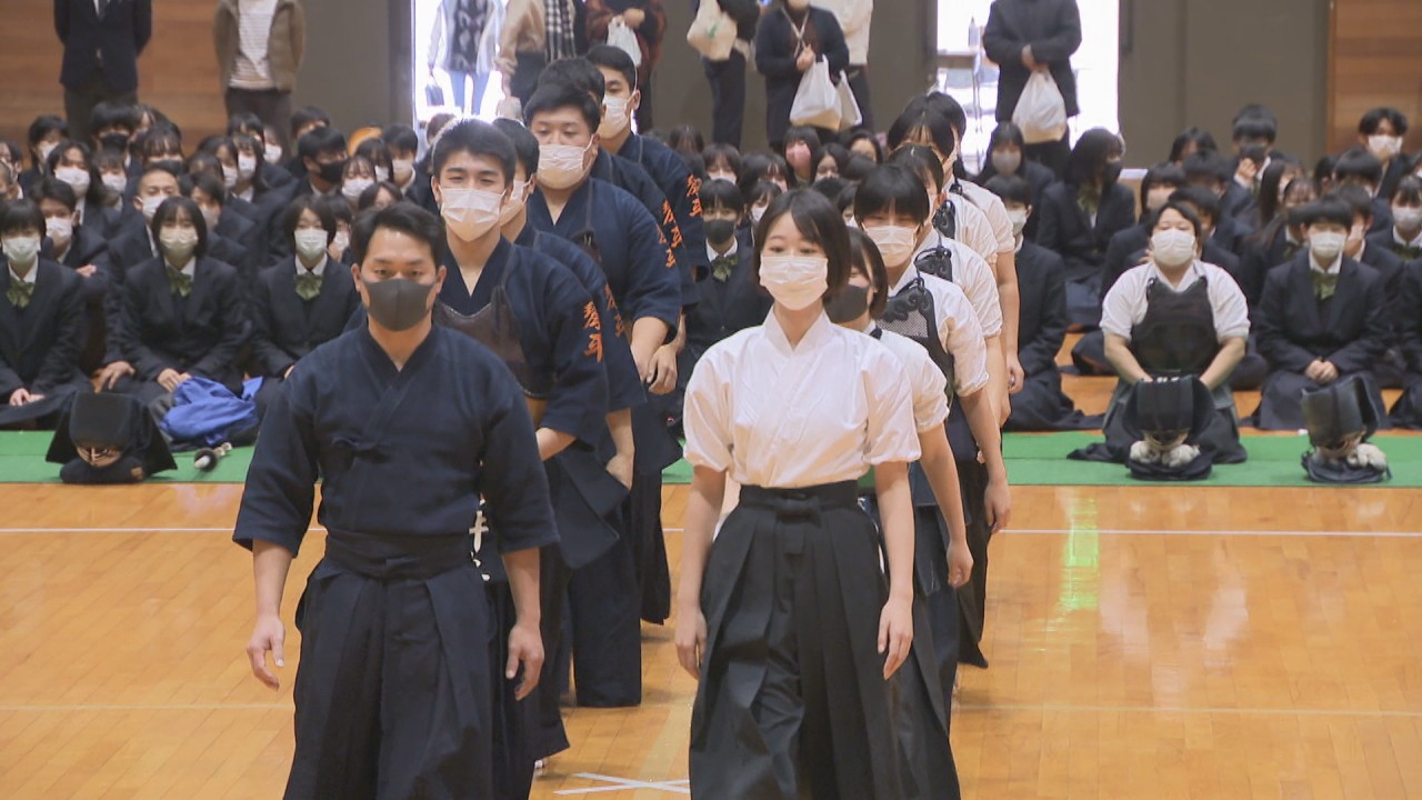 男子剣道部vs女子なぎなた部 異種武道大会 接戦を制したのは 香川 琴平高校 Ksbニュース Ksb瀬戸内海放送 男子剣道部vs女子なぎなた部 異種武道大会 接戦を制したのは 香川 琴平高校 Ksbニュース Ksb瀬戸内海放送