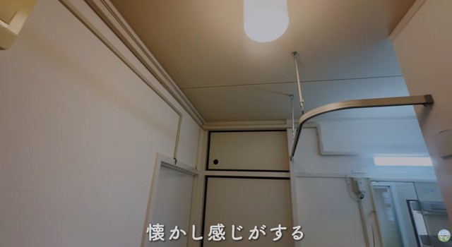 サッシやカーテンレールなど随所に懐かしさがみられる／いつでも不動産さん（@itsudemofudosan）提供