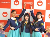 夏公演を前に意気込む少女歌劇団ミモザーヌの（左から）すずき みあい ムェンドワ、いわむらゆきね、ちばひなの