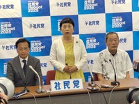 参院選で比例当選し、会見する（左から）ラサール石井、社民党の福島瑞穂党首、服部良一幹事長＝都内