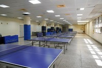 台北市立大直高校の校舎地下に設けられた防空壕。普段は卓球やダンスの練習場になっている＝顔大惟撮影