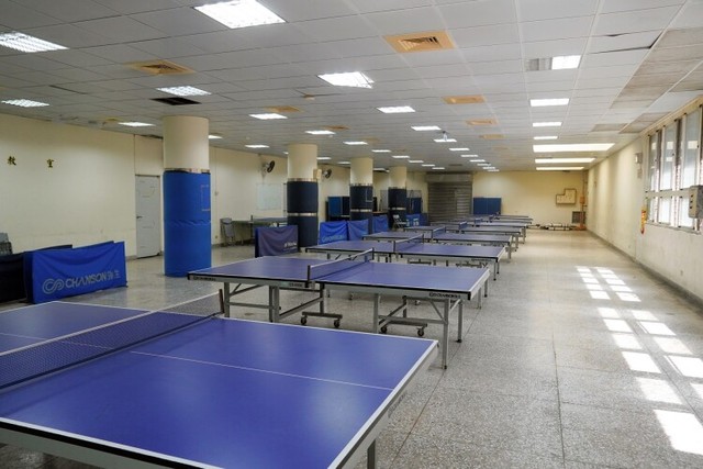 台北市立大直高校の校舎地下に設けられた防空壕。普段は卓球やダンスの練習場になっている＝顔大惟撮影