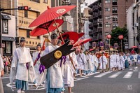 命より大切な神宝を持ち、神輿を先導します（提供：宮本組、撮影：安田格）