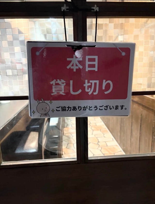 閉店作業中に発覚した看板の出し間違え／KAMOTE2 串忘（@kushibo_neya）提供