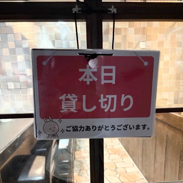 閉店作業中に発覚した看板の出し間違え／KAMOTE2 串忘（@kushibo_neya）提供