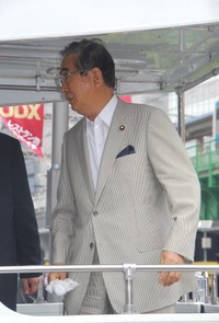 演説中、マイクの不調に激怒し、スタッフを怒鳴りつける石原慎太郎氏