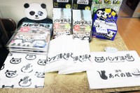 お土産に人気の手ぬぐい（550円）とコラボタオル（500円）。今年は入浴剤（440円）も仲間入り