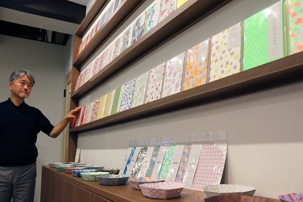 さまざまな色や柄の友禅和紙を使った文房具が並ぶ店内（京都市右京区嵯峨鳥居本六反町）