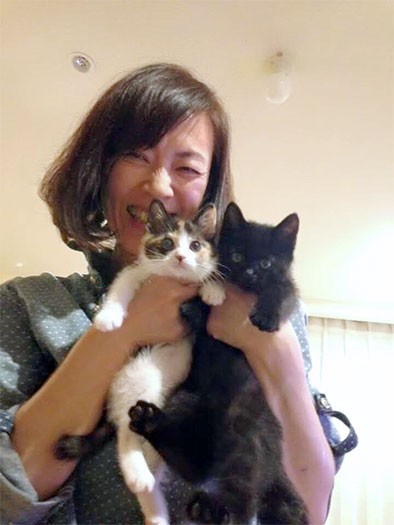 生まれて初めて子猫を保護したやすこさんは、個人で猫の保護活動をしている知人のyo-yo-さん（写真）に頼った（やすこさん提供）