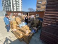 全国から送られてきた食料を詰めた段ボール。１３日に茅ケ崎で無料配布される