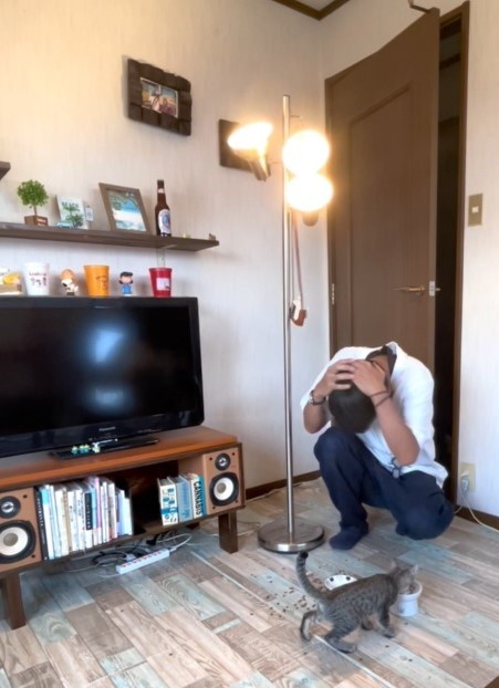 痛そうにしている横で、ご飯を食べるなぎちゃん（三吉さん提供、動画よりキャプチャ撮影）