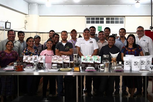 コーヒー生産者組合アソバグリのメンバーら=2024年9月17日、グアテマラ西部バリリャス、荒ちひろ撮影