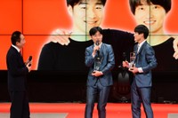 「第九回 上方漫才協会大賞」で特別賞を受賞したジャルジャル・後藤淳平（中央）と福徳秀介（右）。左は上方漫才協会・中田カウス会長