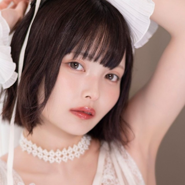 「BEEEEM」3号に登場したすずら（撮影：江嶋綾恵梨　撮影協力：河邉有実莉　スタイリスト：馳尾潤子（Jstyles）　ヘアメイク：yukky（oddcolor）、安藤沙樹　提供：BEEEEM編集部）