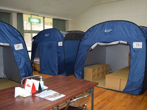 「雑魚寝はハラスメント」長引く避難所生活で尊厳を保つには？キーワードは「TKB48」