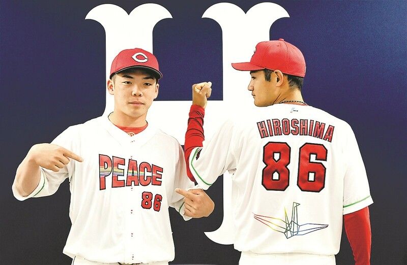 背中に折り鶴、胸にPEACE ｜ 朝日小学生新聞 | 朝日中高生新聞