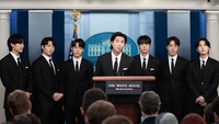 米ホワイトハウスの定例会見に参加するBTSのメンバー