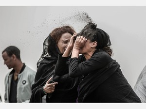 私の家族はどこに　絶望の遺族が墜落現場でつかんだ土