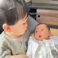 新生児頃のらいせい君と、お兄ちゃんになったりゅうせい君（提供：＠2525satobabyさん）