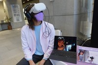 声優に至近距離でささやかれる「ダミーヘッドマイクに転生できるＶＲ」を実演する青春妄想族メンバー