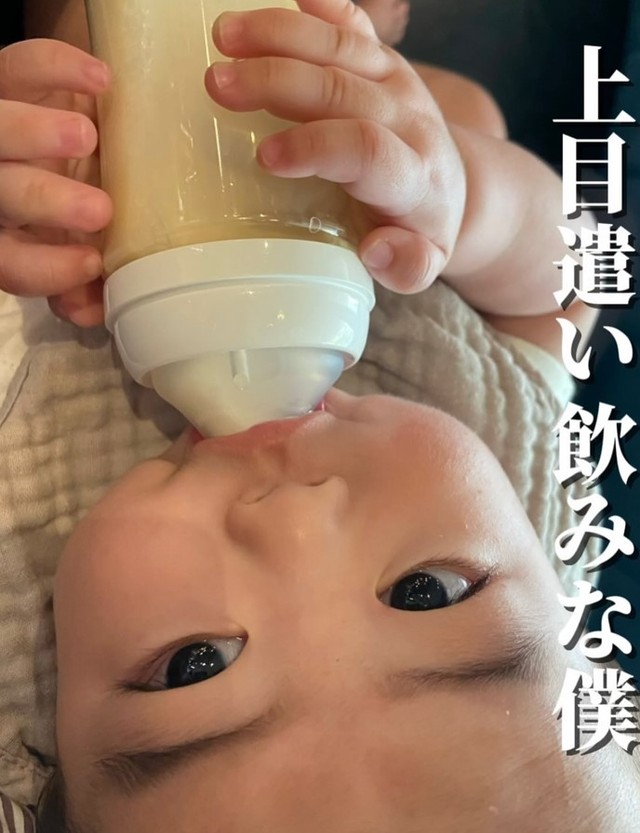 ミルクの上目遣い飲み…可愛すぎる♡（提供：＠oirakeikunさん）

