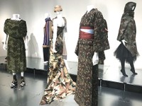 迷彩柄のモチーフが、ドレスや浴衣に