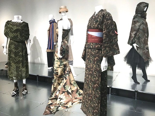 迷彩柄のモチーフが、ドレスや浴衣に