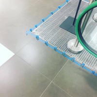 立ち入り禁止のエレベーター入口にあった水色のテープ。一体何のため！？（いずれも提供写真）